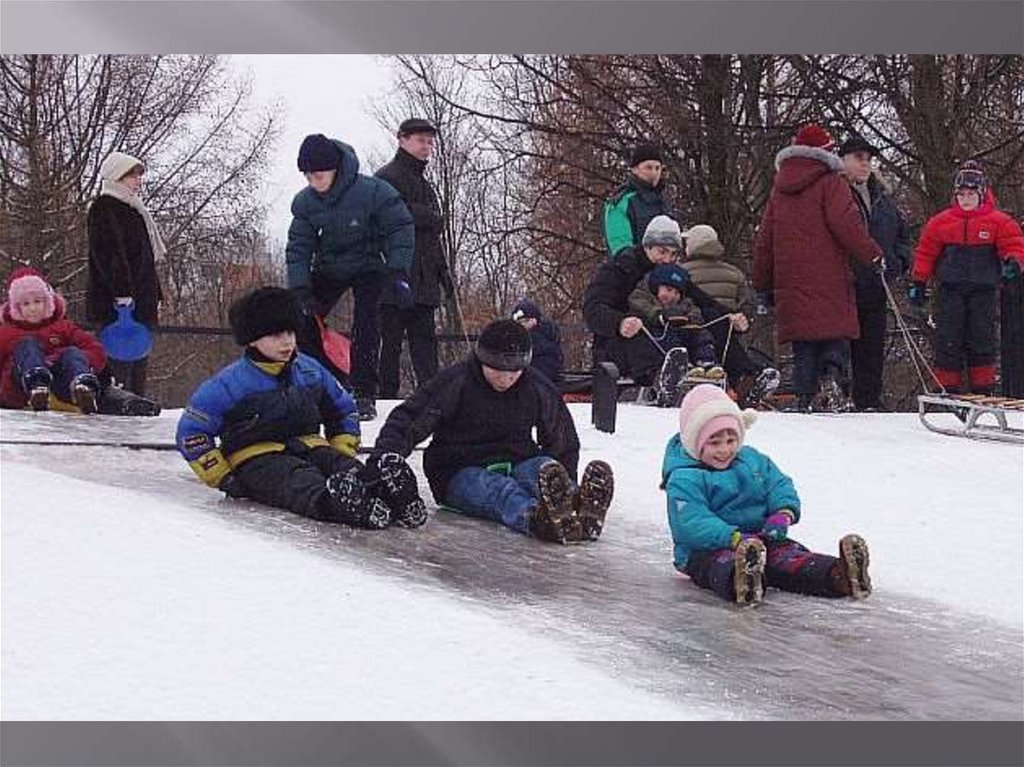 На дворе горой. Школьники катаются с горки. Зимние забавы для подростков на улице. Мероприятие катаемся с горки. Прогулка катание с горки.